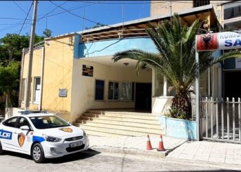 Plagosi një person me thikë, vetëdorëzohet i riu në Sarandë