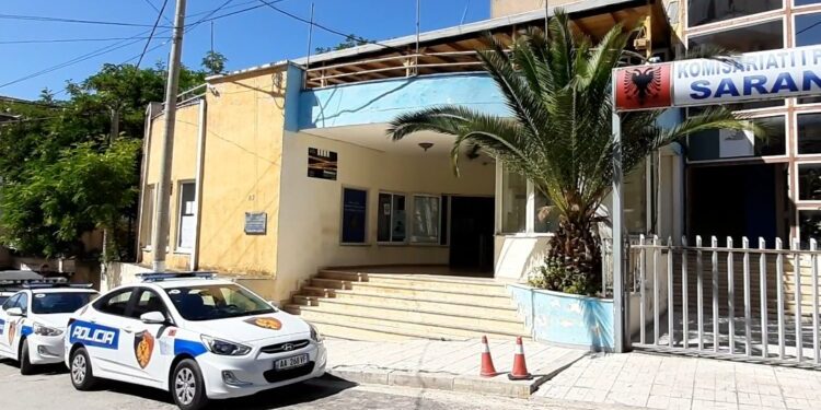 Plagosi një person me thikë, vetëdorëzohet i riu në Sarandë