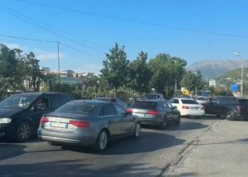 Tmerr! Pushuesit ikin nga plazhi, 15 kilometra trafik në Lezhë!