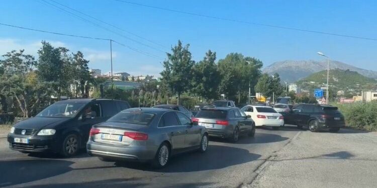 Tmerr! Pushuesit ikin nga plazhi, 15 kilometra trafik në Lezhë!