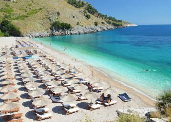 Turizmi në ‘pikiatë’/ Shoqatat: Numri i pushuesve në bregdet ka rënë ndjeshëm