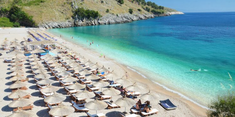 Turizmi në ‘pikiatë’/ Shoqatat: Numri i pushuesve në bregdet ka rënë ndjeshëm