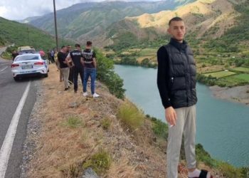Si ‘uniformat blu’ ndoqën Renis Dobrën dhe ‘përzunë’ kushëririn e tij! Telefonata e fundit me babain