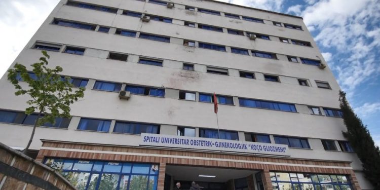 Foshnja e porsalindur humbi jetën, prindërit akuzë mjekut: Na këshilloi të shkojmë në shtëpi