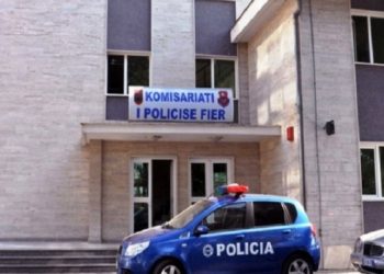 Fier/ Vajza mbyt babain me tel, arrestohet 26-vjeçarja, shoqërohet në komisariat nëna