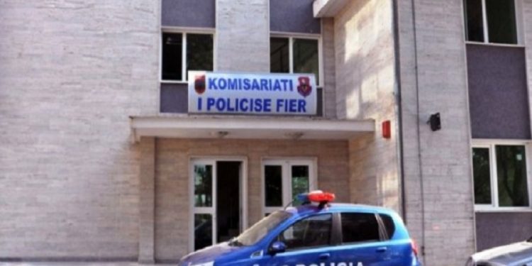 Fier/ Vajza mbyt babain me tel, arrestohet 26-vjeçarja, shoqërohet në komisariat nëna