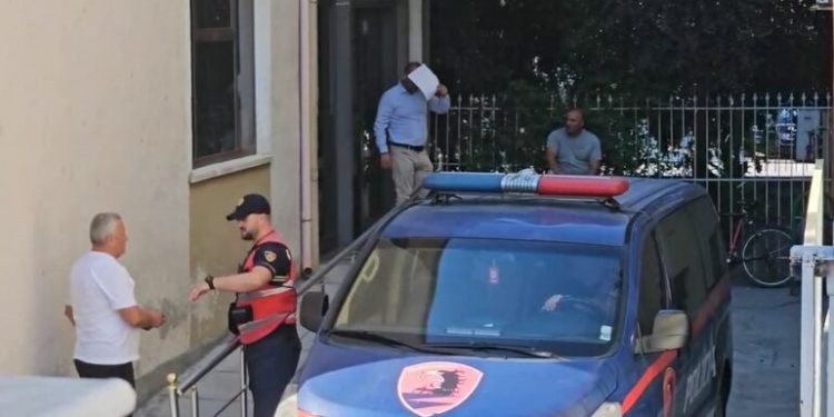 “Jemi të pafajshëm”/ Gjykata e Fierit lë në burg drejtuesit e Bankers Petroleum
