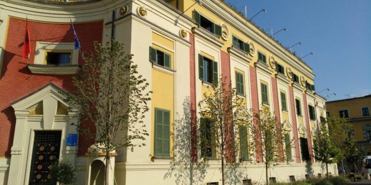 Shifrat/ Bashkitë shpërdorojnë taksat për paga personeli dhe lukse, ulen investimet