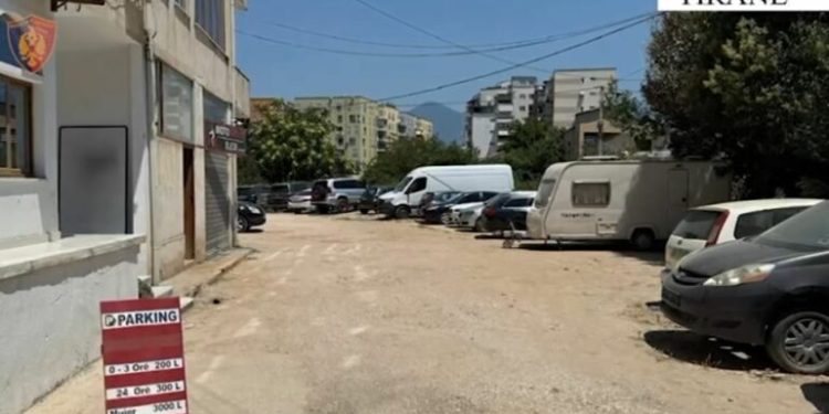 Aksioni për lirimin e hapësirave, procedohet 54-vjeçari që ktheu tokën publike në Astir në parkim privat