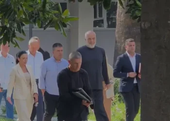 Rama nuk i kursen as drejtorët e bashkisë së Fierit, kërkon shkarkimin e tyre