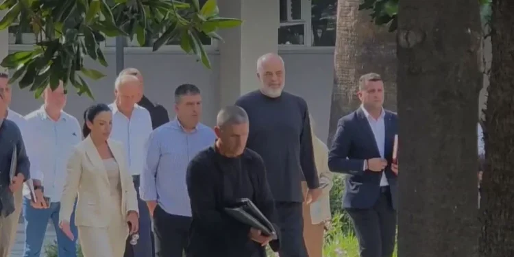 Rama nuk i kursen as drejtorët e bashkisë së Fierit, kërkon shkarkimin e tyre