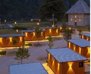 Kabinat ”Eagle Villas Theth” pa leje në Theth, në pronësi të Prek Kodrës, personi që kishte planifikuar për të vrarë Albin Kurtin
