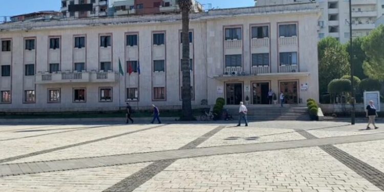 Porosia e Ramës zbatohet edhe në Bashkinë Lushnjë, dorëhiqen 15 drejtorë dhe 13 administratorë të njësive
