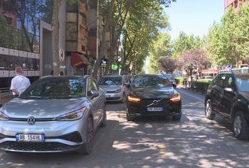 Burg për parkimin “dysh”? Ekspertët: Në qeli vetëm problematikët, të tjerët gjoba të rënda