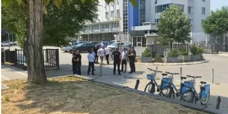 Alarmi i rremë për bombë në Kuvendin e Kosovës, Policia: Mesazhi dyshohet se erdhi nga Serbia