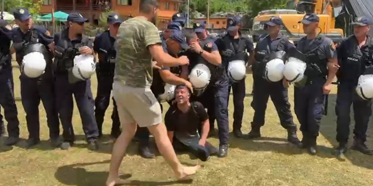 VIDEO-SKANDAL/ Përplasje me banorët e Thethit, Policia dhunon një invalid