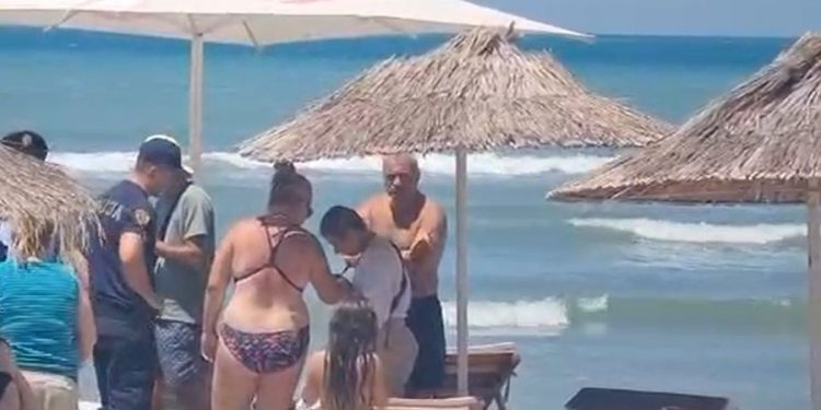 Vlorë/ Mbytet në det turistja e huaj, e bija në gjendje të rëndë