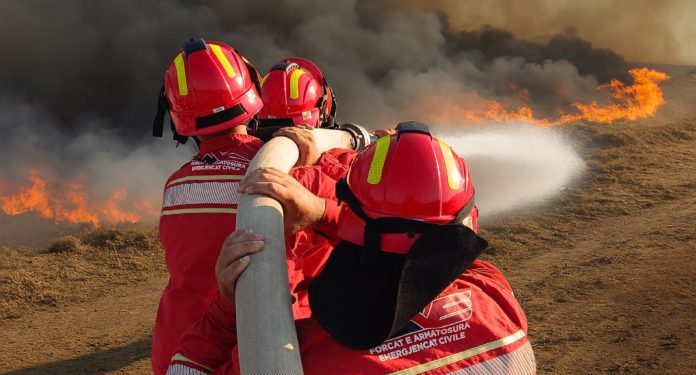 Nga Lura në Mallakastër/ 22 vatra zjarri gjatë 24 orëve të fundit, 5 ende aktive