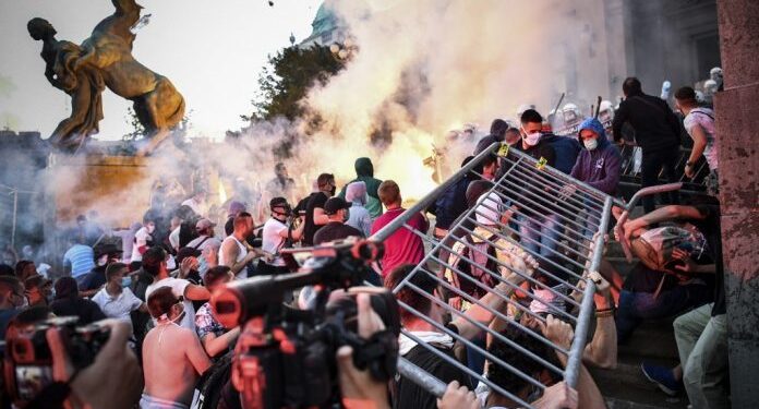 Serbi/ Sërish dhunë gjatë protestave kundër qeverisë