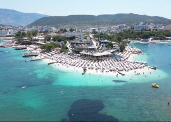Hyrjet e turistëve të huaj rriten 0.4% në korrik, ‘arratisen’ shqiptarët