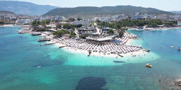 Hyrjet e turistëve të huaj rriten 0.4% në korrik, ‘arratisen’ shqiptarët