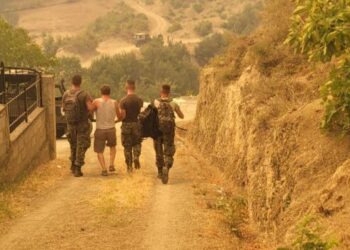 Përkeqësohet situata e zjarrit edhe në Tiranë, evakuohen banorët e dy fshatrave