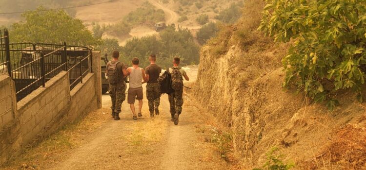 Përkeqësohet situata e zjarrit edhe në Tiranë, evakuohen banorët e dy fshatrave