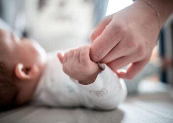 Alarm për natalitetin, lindjet ulen ndjeshëm në gjysmën e parë të 2025
