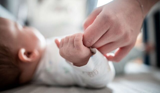 Alarm për natalitetin, lindjet ulen ndjeshëm në gjysmën e parë të 2025
