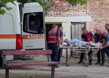 Policia zbardh dinamikën e plagoses së 28-vjeçarit në Korçë, 5 persona të arrestuar