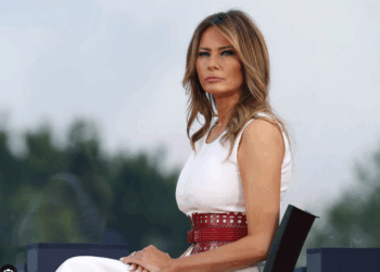 Trump i dorëzon dorën Putin një letër nga Melania