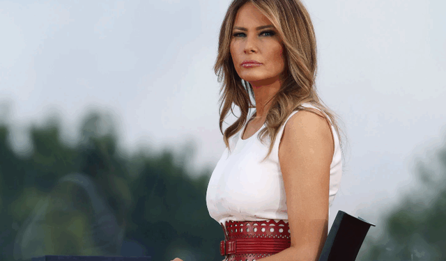 Trump i dorëzon dorën Putin një letër nga Melania