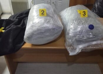Trafikanti i drejton armën policisë në kufirin Kosovë-Shqipëri, arratiset dhe braktis çantën me 21 kg d*ogë