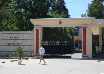 Arrestohet punonjësi i Gardës në Tiranë, kanosi me armën e shërbimit kushëririn