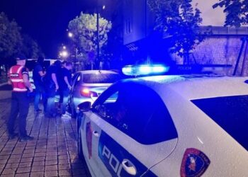 Skenar filmash në autostradën Durrës–Tiranë, 2 të rinj grabisin karburantin dhe qëllojnë policinë, plagoset një person