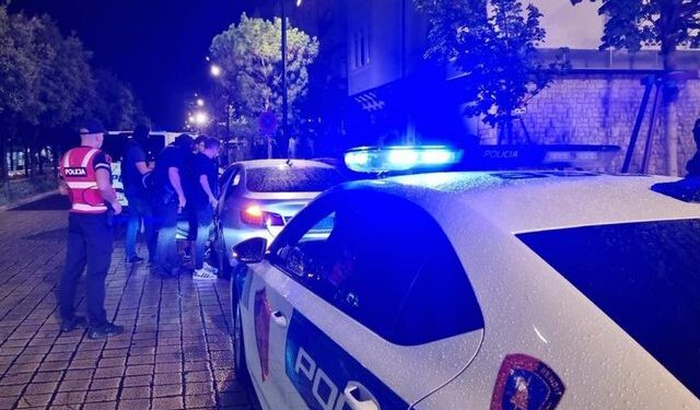 Skenar filmash në autostradën Durrës–Tiranë, 2 të rinj grabisin karburantin dhe qëllojnë policinë, plagoset një person