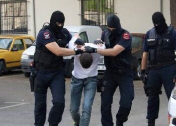 Përplasi të miturën me makinë, arrestohet 18-vjeçari në Ballsh