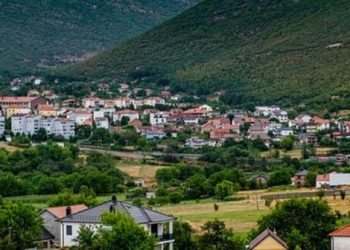 REPORTAZHI i Daily Mail në zonën e Hasit: Gra të vetmuara e të braktisura dhe fëmijë që mezi i njohin baballarët!