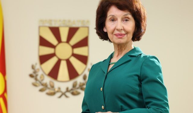 “Jemi të turpëruar”/ Thirrjet antishqiptare, reagon Presidentja e Maqedonisë së Veriut: Jo urrejtje ndaj bashkëqytetarëve tanë shqiptarë!