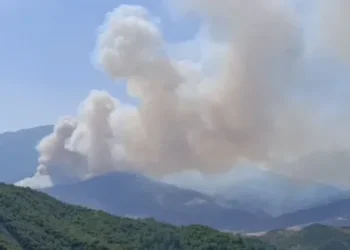 Situatë e rënduar në Gramsh, bllokohen nga flakët ekipet e emergjencës