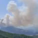 Situatë e rënduar në Gramsh, bllokohen nga flakët ekipet e emergjencës
