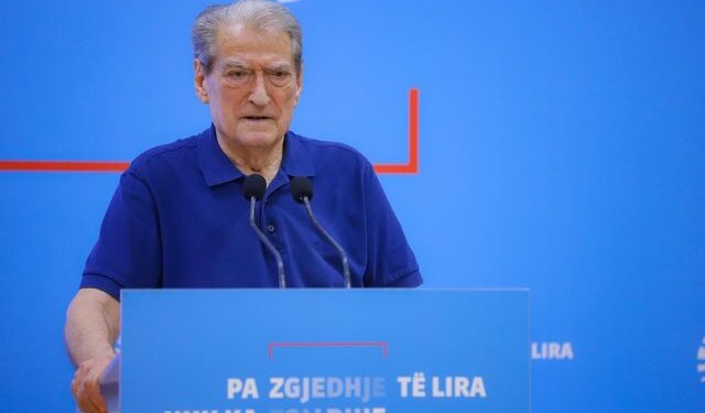 Berisha: Zjarrfikësit çekë e sllovakë shuajnë zjarret në Tepelenë, policia dhe ushtria rrethojnë mediat