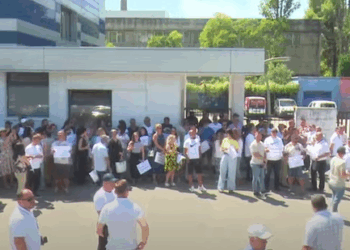“Demokracia vdes në errësirë”/ Fikja e sinjalit të News24, gazetarët dalin në protestë