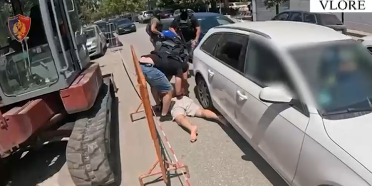 Vrasja në Vlorë, 42-vjeçari i arrestuar siguroi armën dhe ndihmoi autorin të arratisej në Greqi