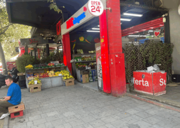 Denoncimi/ “Big Market” i Vullnet Sinajt përgjysmon trotuaret, institucionet bëjnë “qorrin”