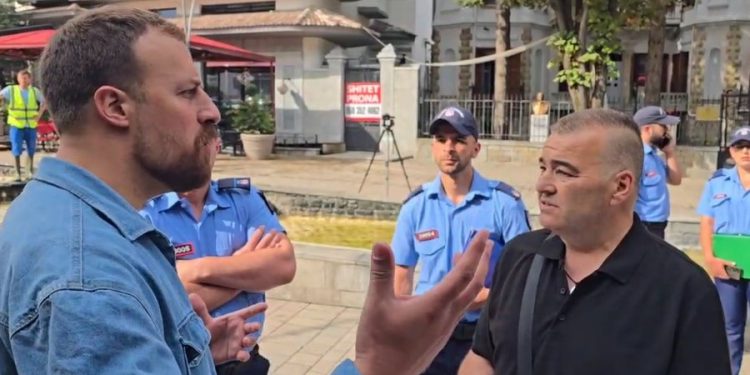 Korçë, Bashkia fillon lirimin e hapësirave publike para afatit të caktuar, përplasje mes drejtorit dhe këshilltarit