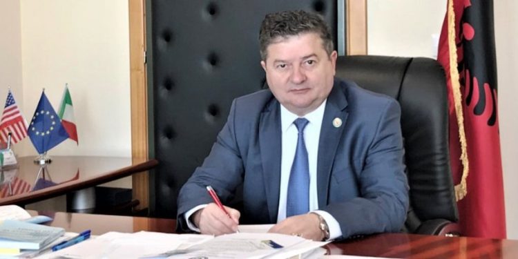 “Abuzoi me fondet dhe punësoi familjarët”, dërgohet për gjykim ish-kreu i Urdhrit të Stomatologut