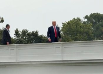Trump shfaqet në çatinë e Shtëpisë së Bardhë: Po vendos një armë bërthamore