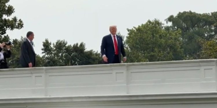Trump shfaqet në çatinë e Shtëpisë së Bardhë: Po vendos një armë bërthamore