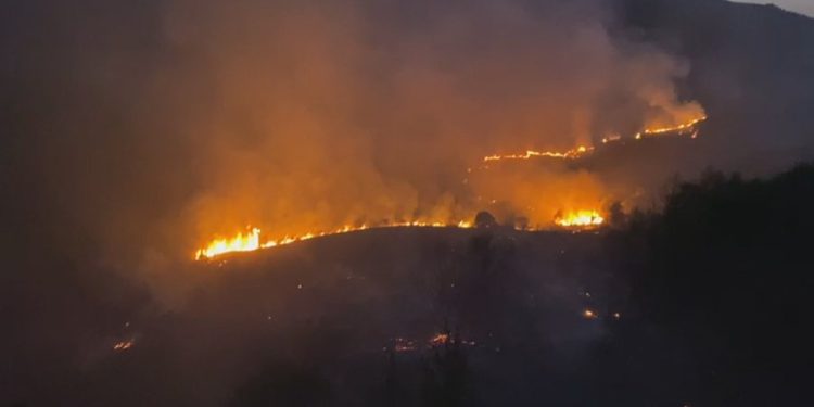 Zjarr masiv në fshatin Bolenë, rrezikohen banesat dhe varrezat